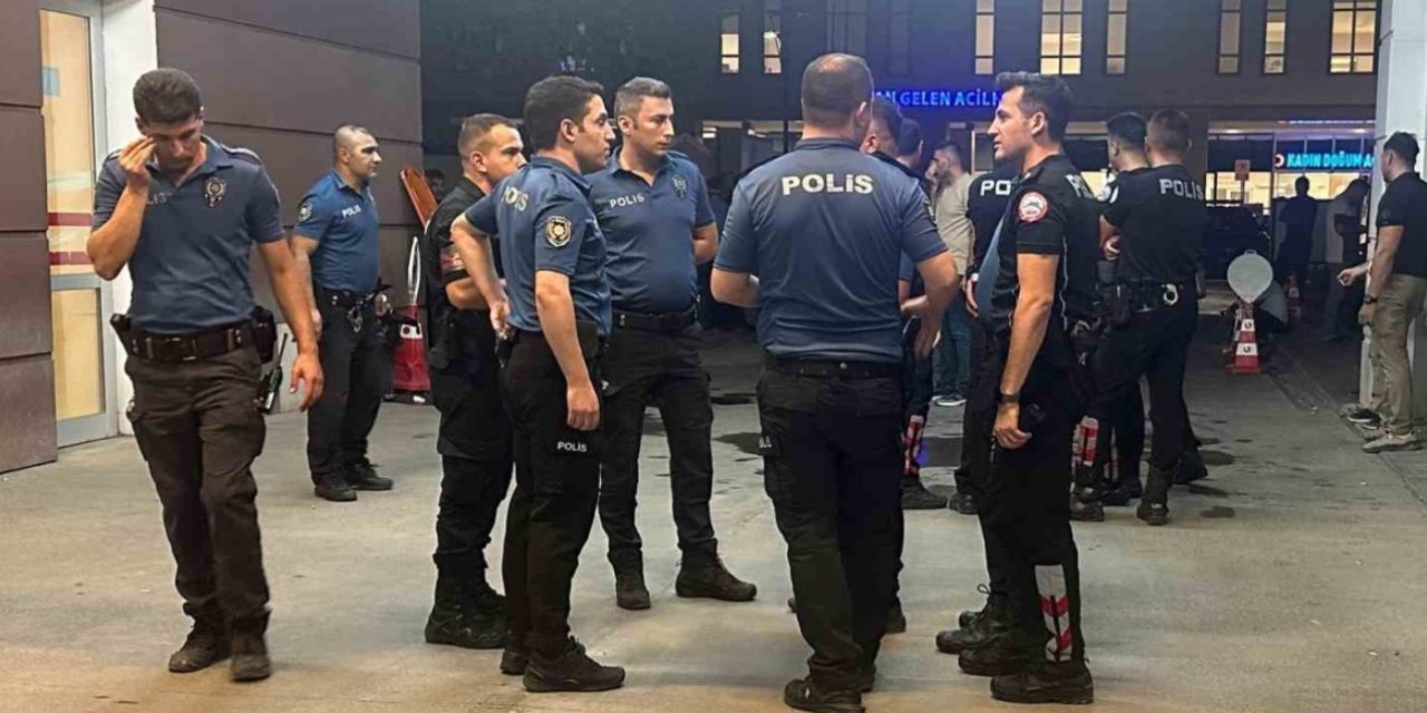 Hastanede Bahçesinde Bıçaklı Kavga: 1’i Ağır 2 Yaralı