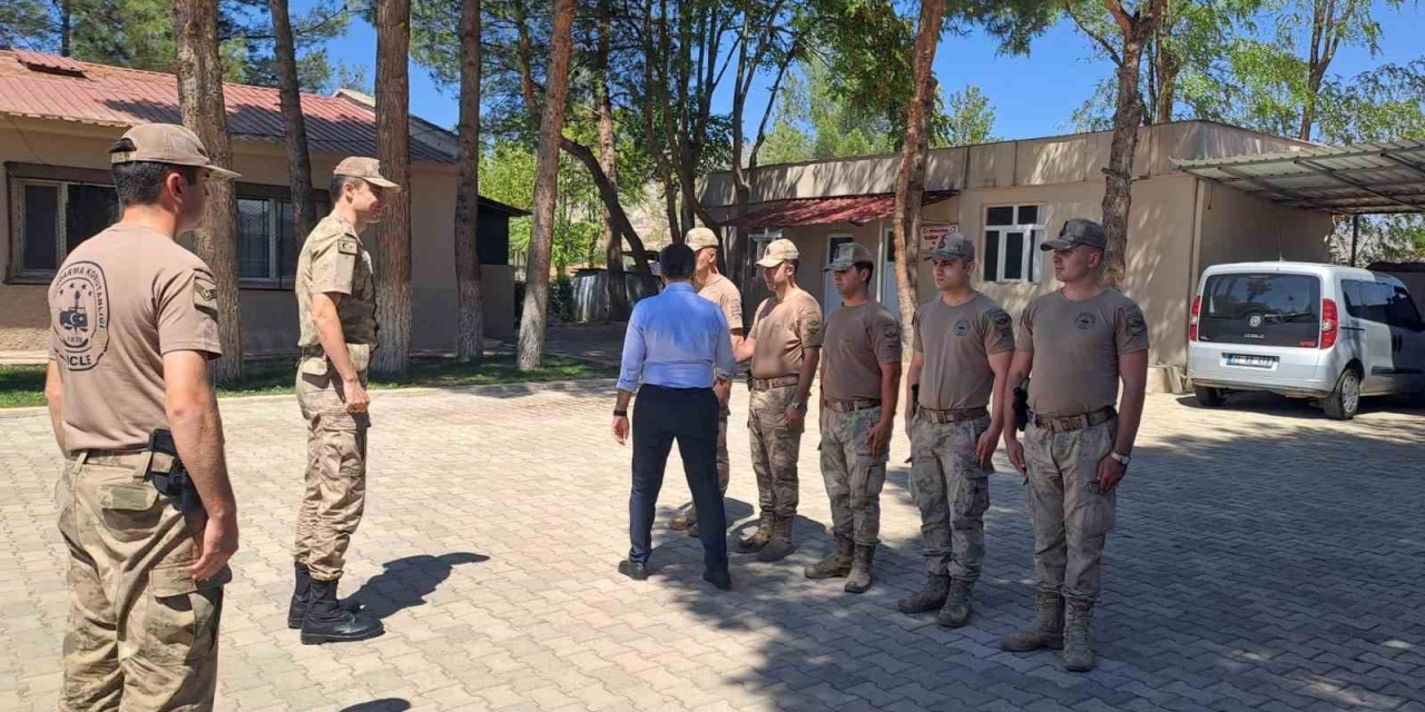 Dicle Kaymakamı Atış, Şehit Ailesi, Asker Ve Vatandaşlarla Buluştu