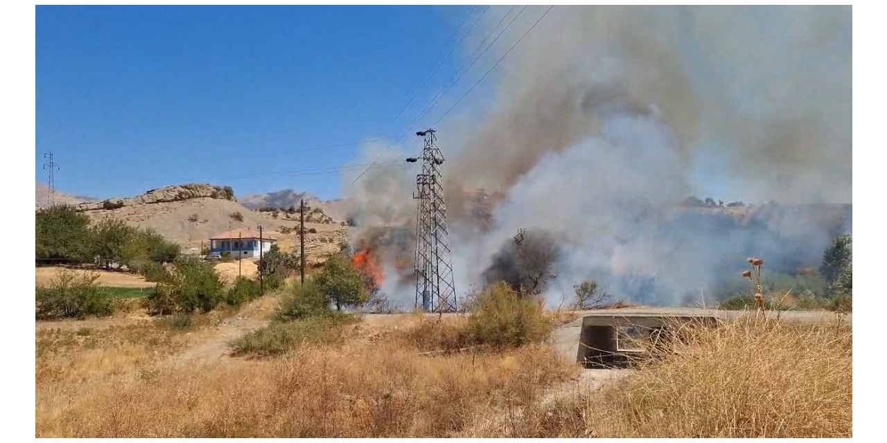 Elektrik Direğindeki Patlama Yangına Neden Oldu