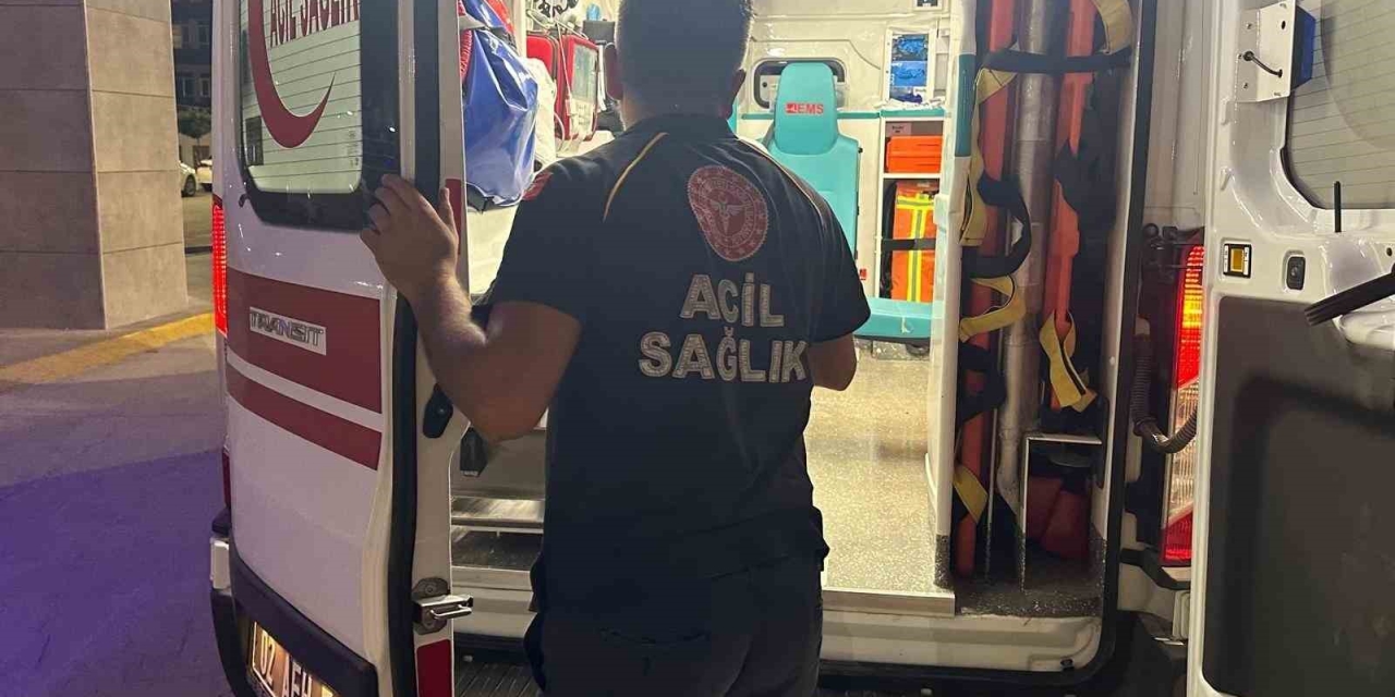 Bıçaklanan Genç Hastaneye Kaldırıldı