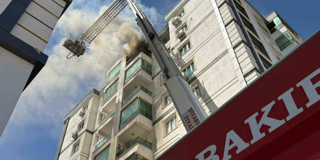 Diyarbakır’da 8 Katlı Binada Korkutan Yangın: Vatandaşlar Tahliye Edildi