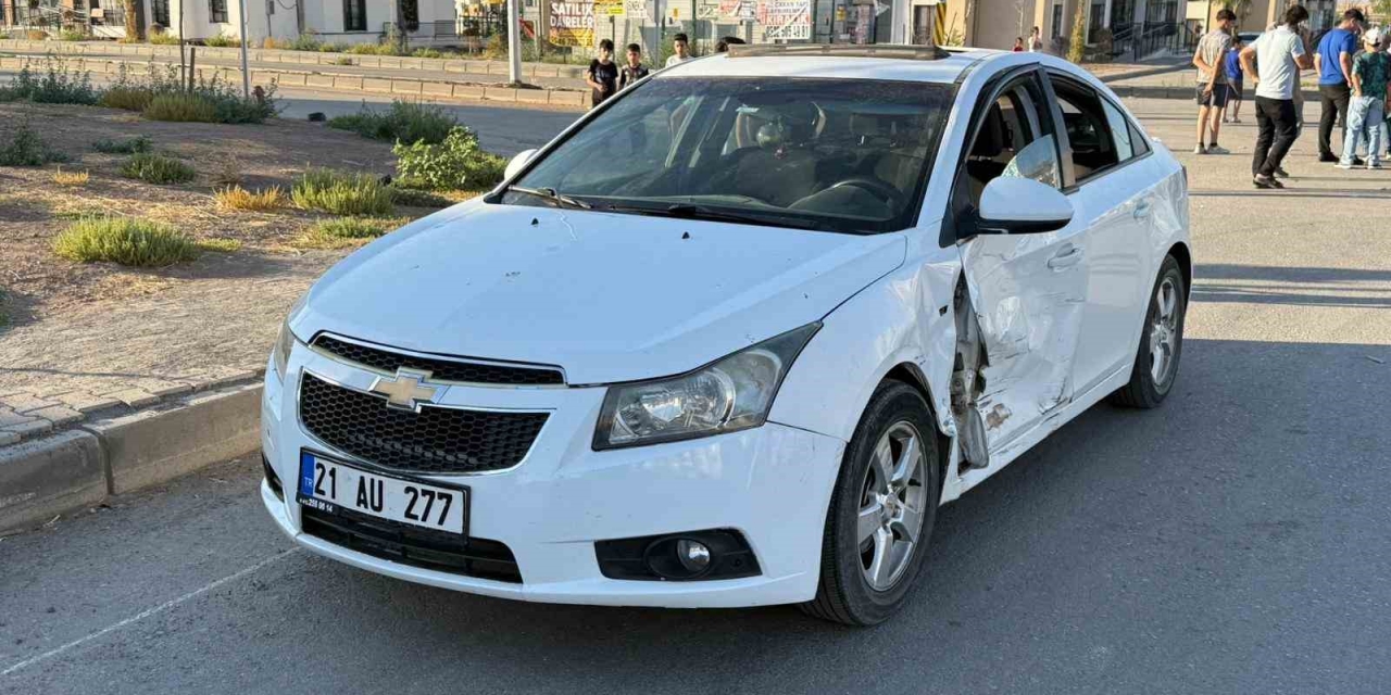 Diyarbakır’da İki Araç Çarpıştı