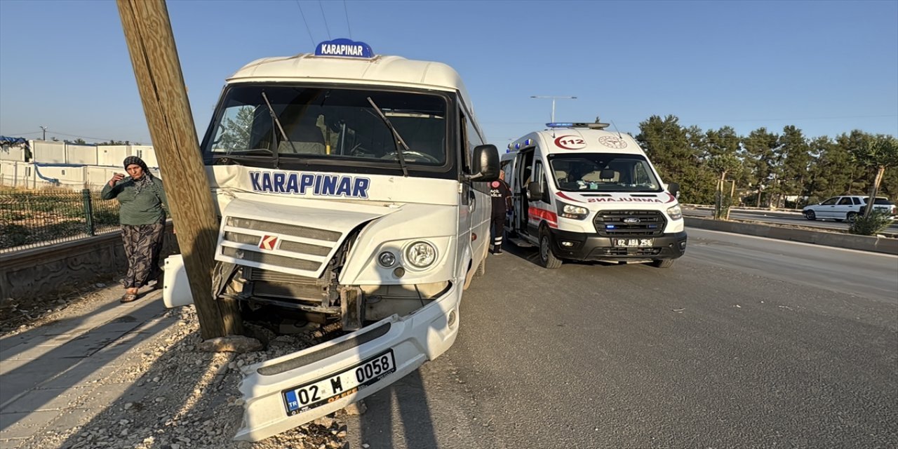 Adıyaman’da Yolcu Minibüsü Elektrik Direğine Çarptı: 8 Yaralı