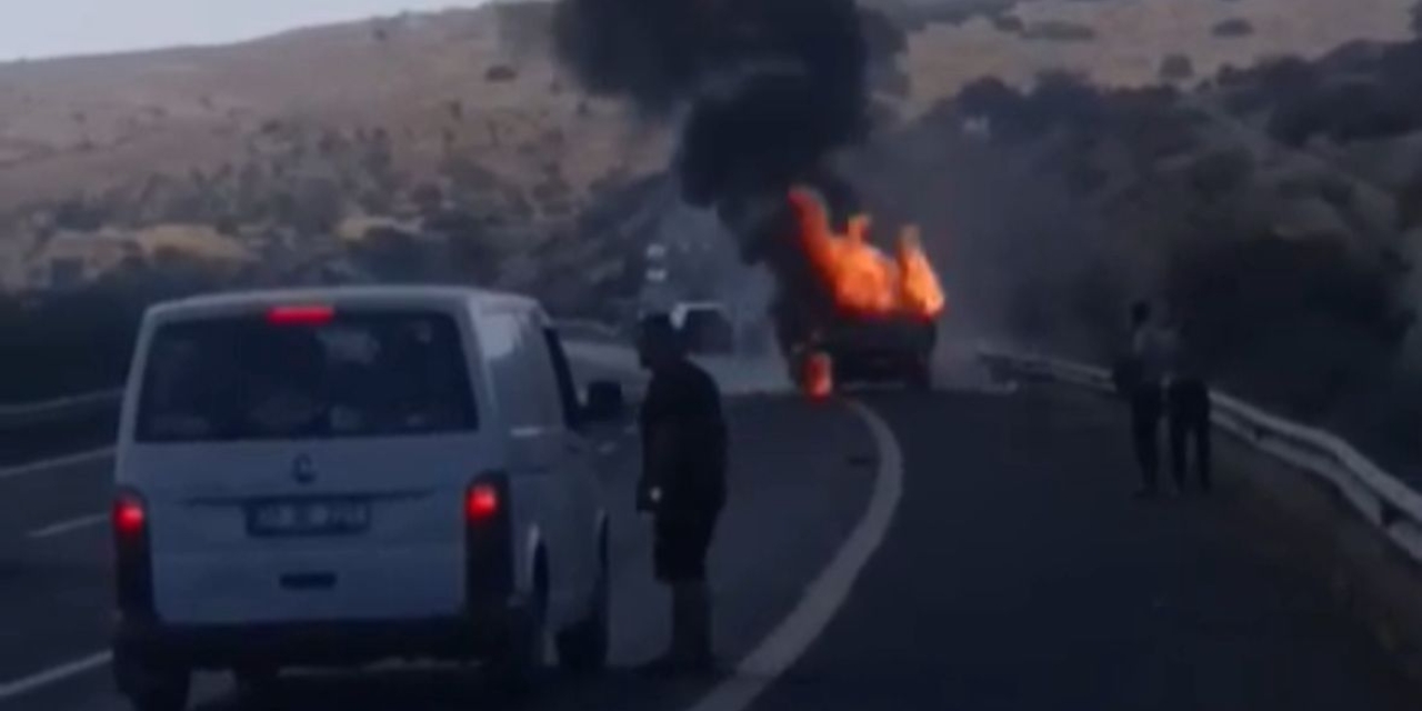 Seyir Halindeki Kamyonet Alev Topuna Döndü: 1 Yaralı