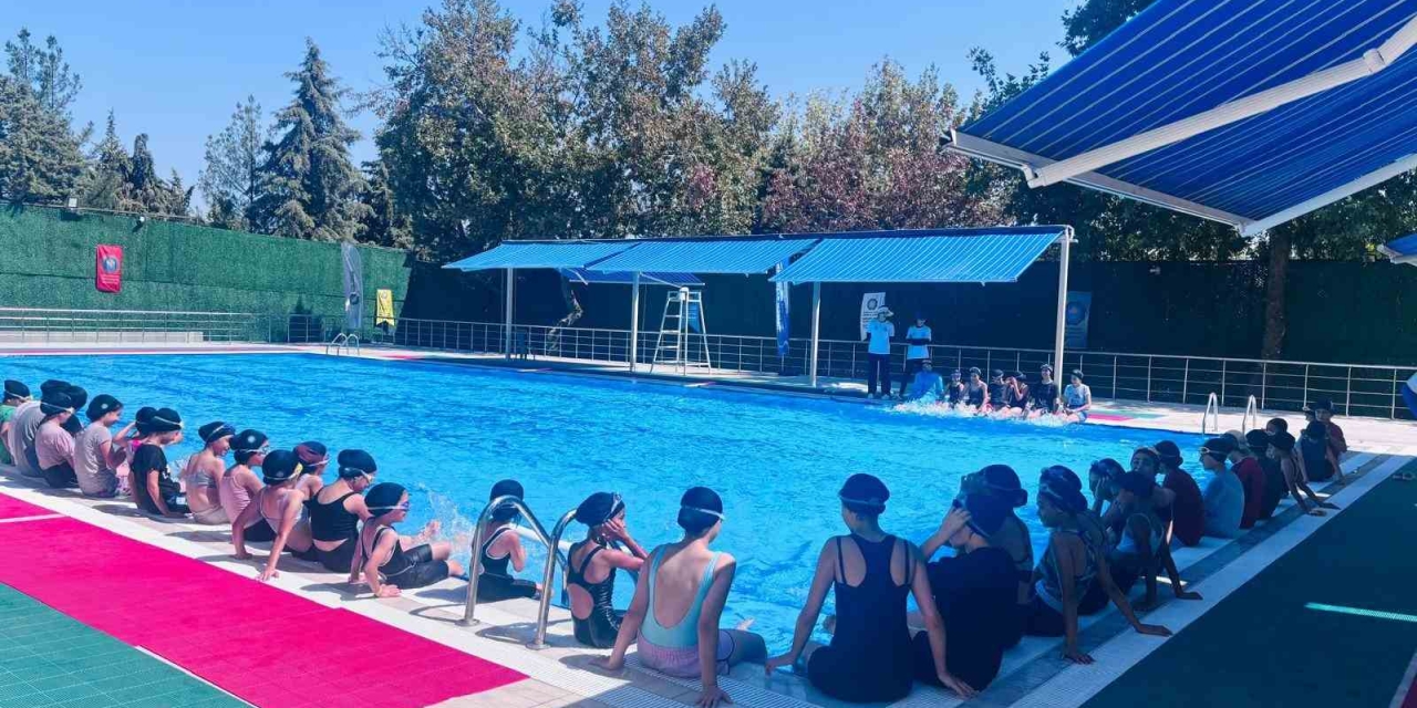 Çocuklara Yüzme Eğitimi Verildi