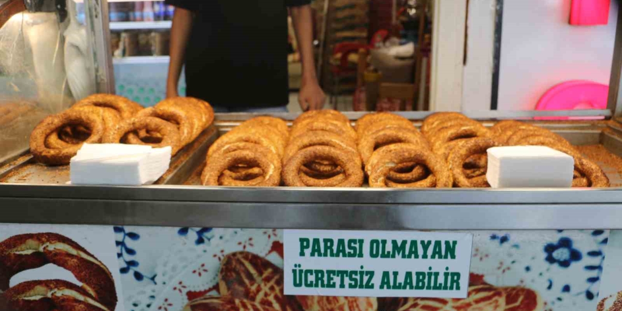 Diyarbakır’ın Örnek Esnafı: İhtiyaç Sahipleri 6 Yıldır Bu Tezgahtan Ücretsiz Simit Ve Su Alabiliyor