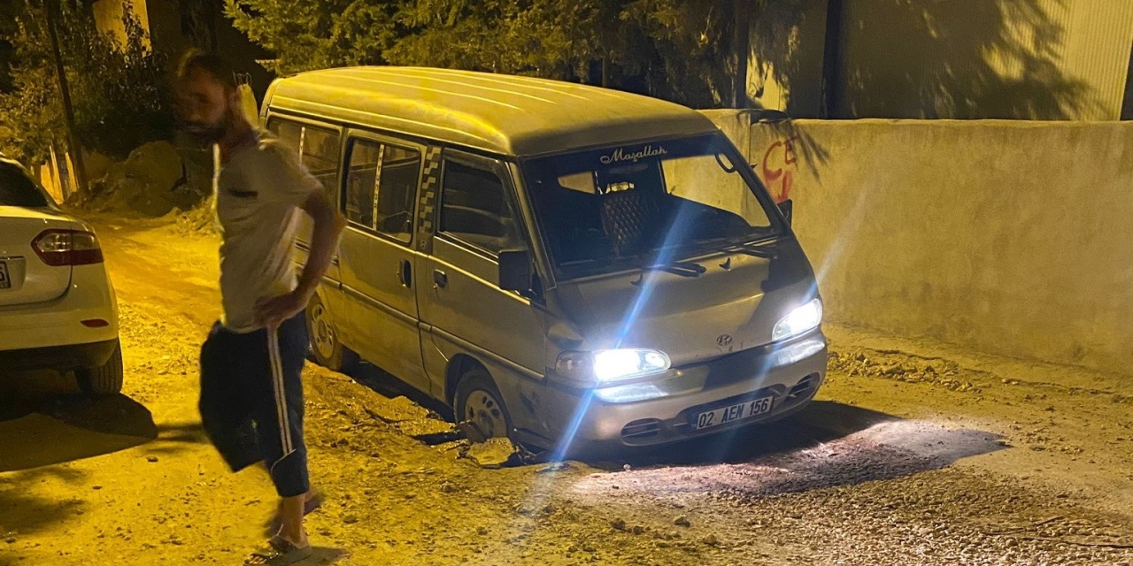 Araç, Alt Yapı Çukurunda Mahsur Kaldı