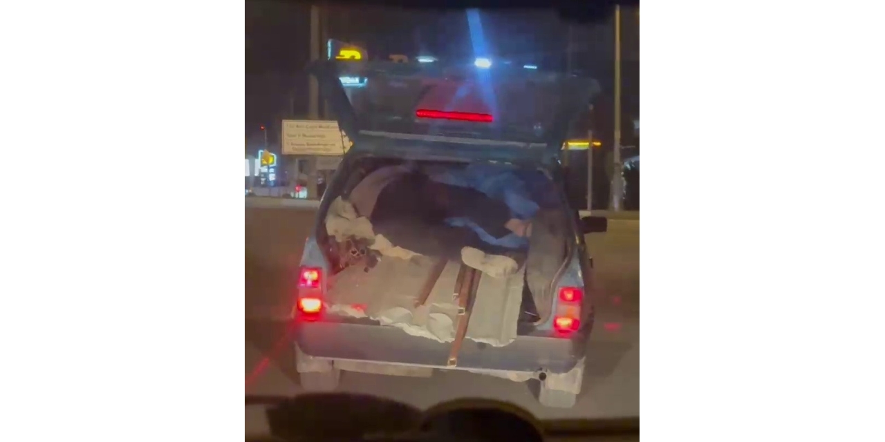 Kapağı Açık Bagajda Yük Üzerinde Yolculuk Yaptı