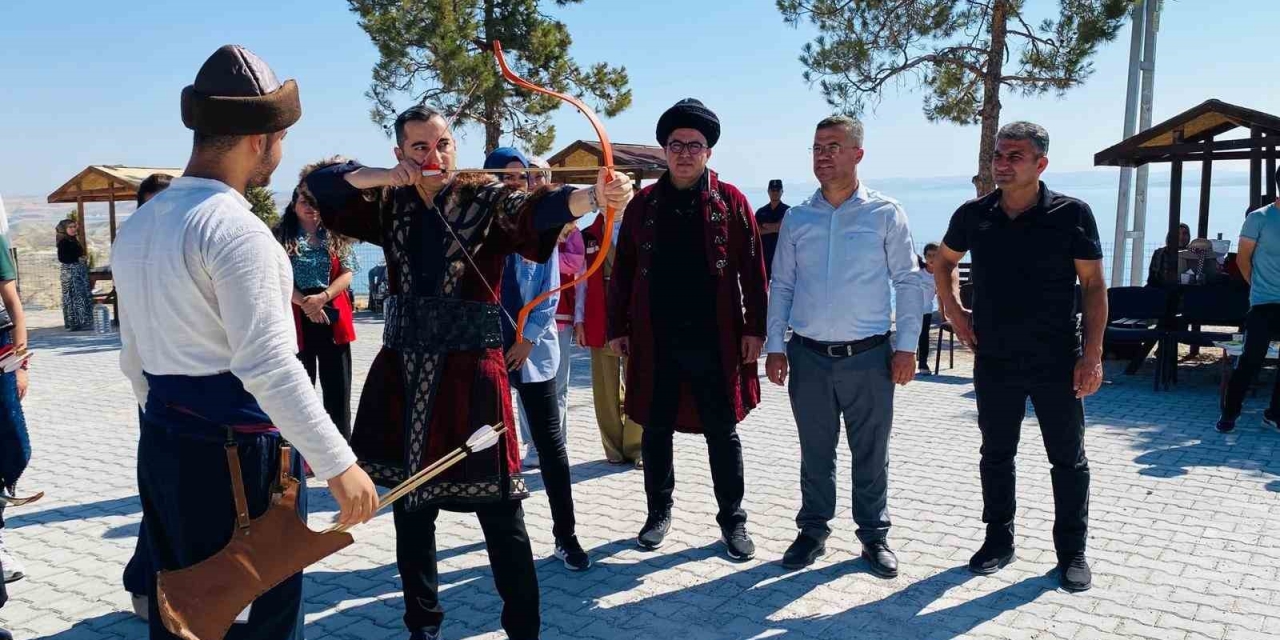 Samsat İlçesinde Zafer Bayramında Ok Atıldı