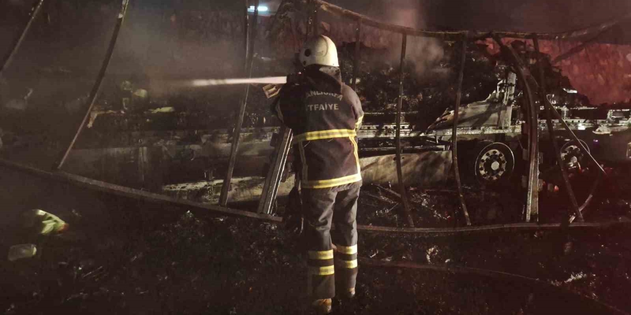 Şanlıurfa’da Alev Alev Yanan Tır Hurda Yığınına Döndü
