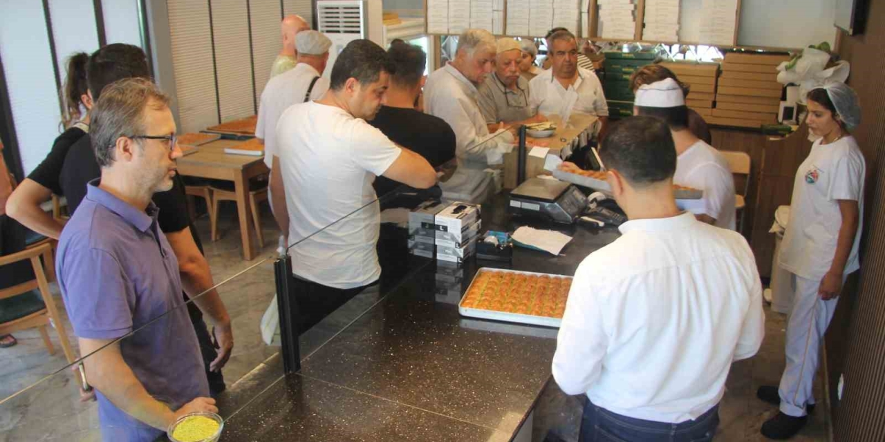 Öğrencilerin Uygun Fiyata Ürettiği Baklava İçin Sıraya Giriyorlar