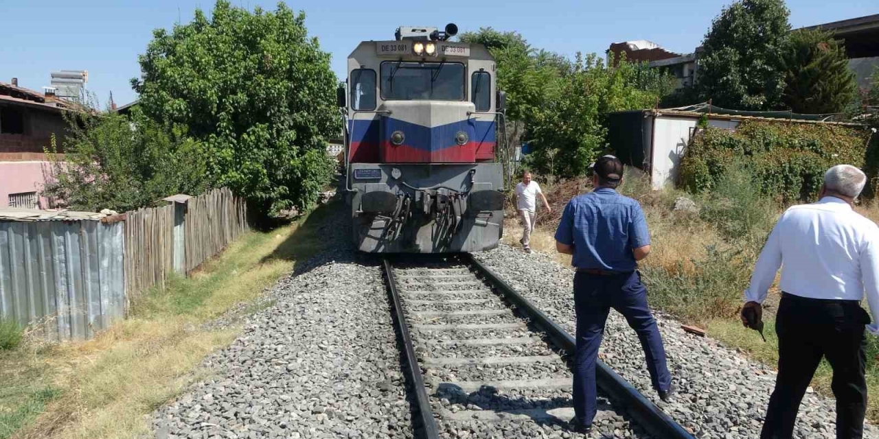 Malatya’da Yük Treni Yayaya Çarptı: 1 Ağır Yaralı
