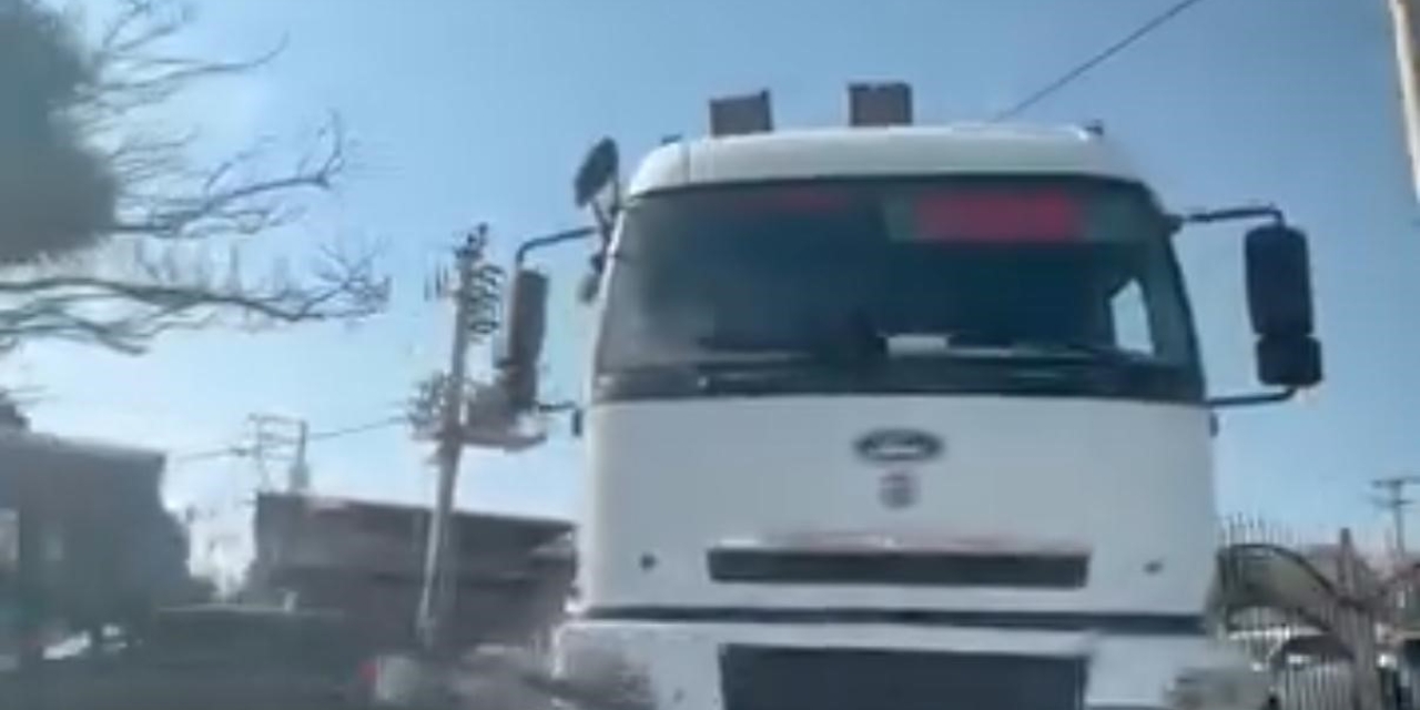 Diyarbakır’da Freni Boşalan Tır, Refüje Çıktı