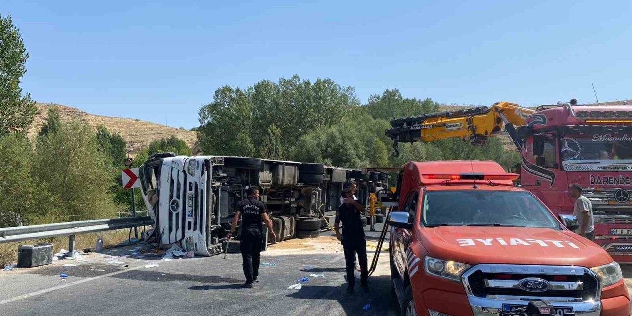 Malatya’da Kontrolden Çıkan Tır Devrildi: 1 Ağır Yaralı
