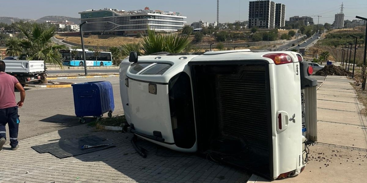 Kontrolden Çıkan Kamyonet Takla Attı