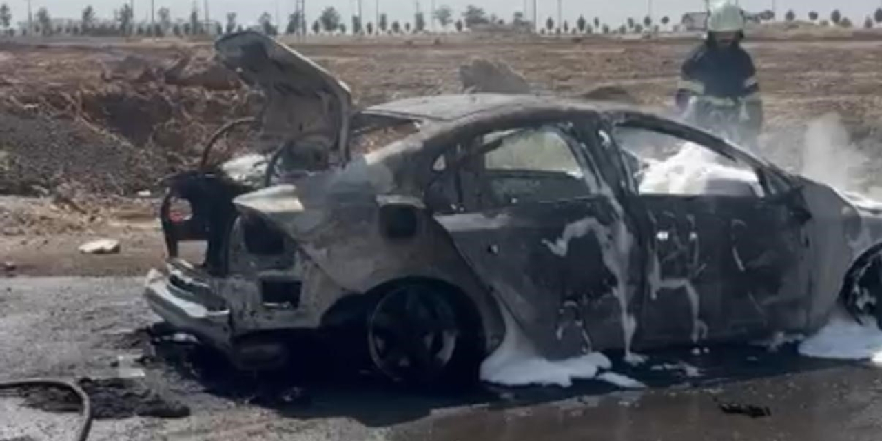 Diyarbakır’da Alev Topuna Dönen Otomobil İtfaiye Ekiplerince Söndürüldü