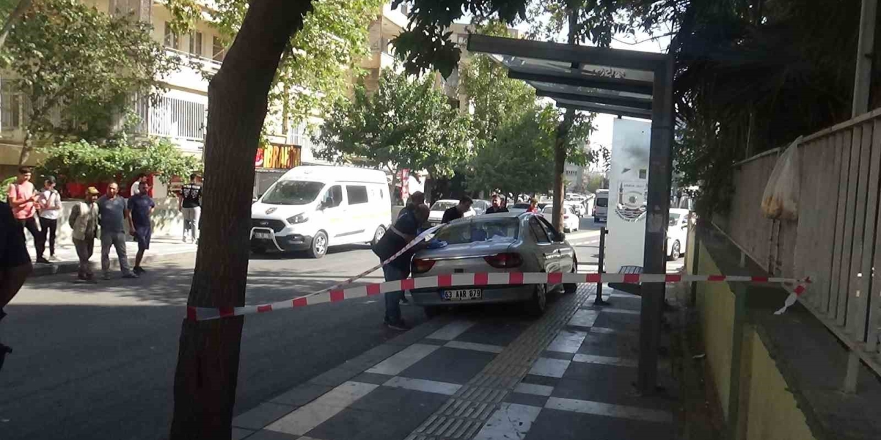 Şanlıurfa’da Otomobil Durakta Bekleyenlere Çarptı: 1 Öğrenci Öldü, 3 Kişi Yaralandı