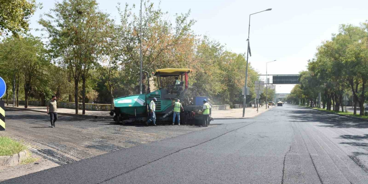 Diyarbakır’da 11 Kilometrelik 11 Cadde Ve Bulvara 30 Bin Ton Asfalt Serildi