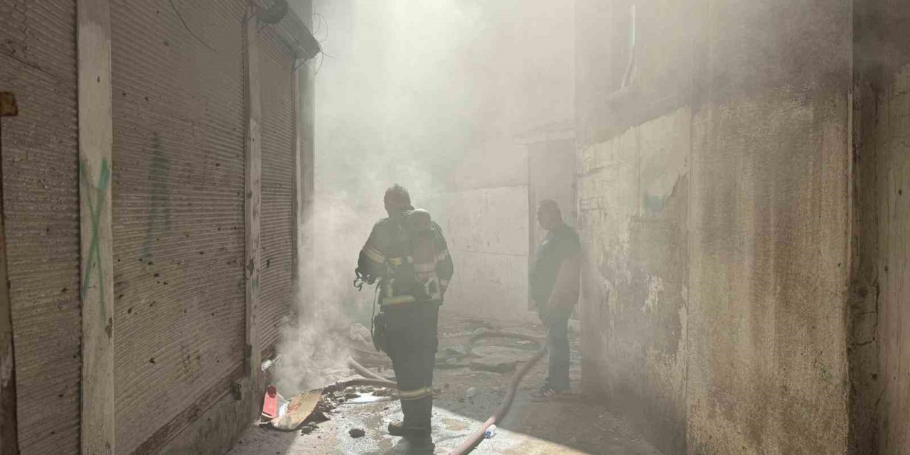 Neredeyse Bir Gündür Yanıyor: Ayakkabıların Bulunduğu Depodaki Yangın Söndürülemiyor