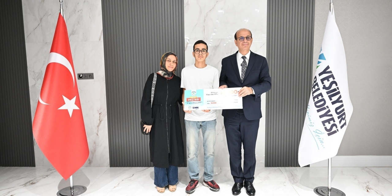 Yeşilyurt’ta Yks’de İlk 2 Bine Giren Öğrencilere Ödül