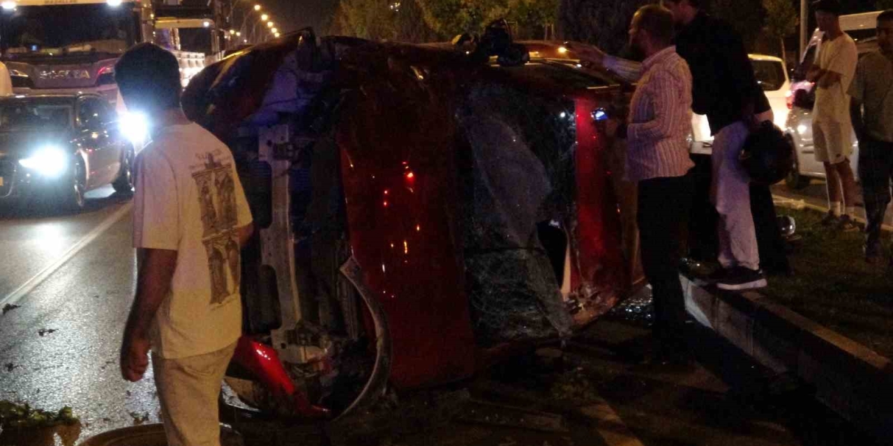 Kontrolden Çıkan Otomobil Önce Araca Sonra Refüje Çarpıp Karşı Şeride Geçti: 2 Yaralı