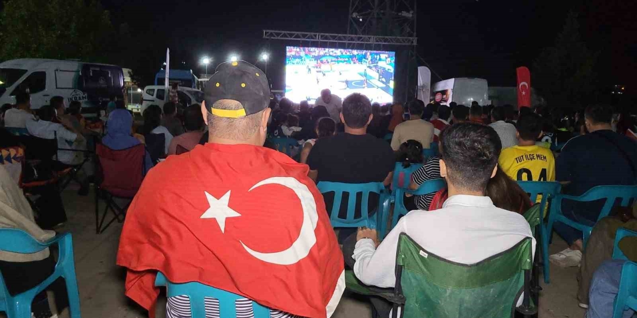Türkiye- Almanya Maçını Adıyamanlılar Dev Ekrandan İzledi