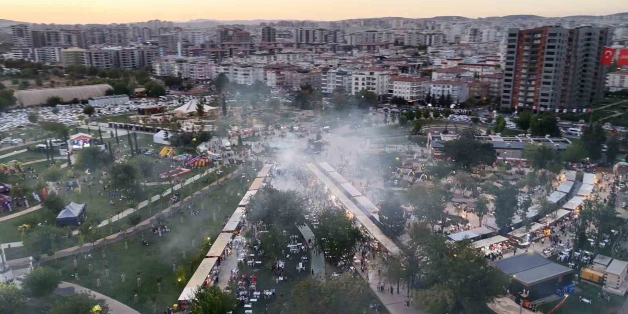 Gastroantep’te Kebap Stantlarının Önünde Kuyruk Oluştu, Dumandan Göz Gözü Görmedi