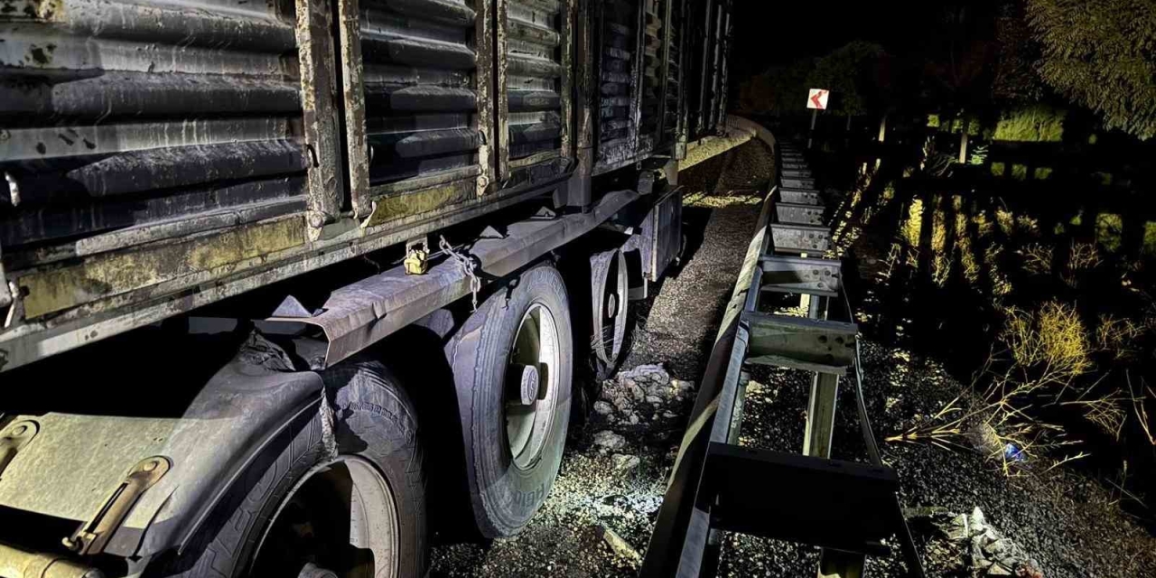Malatya-adıyaman Karayolunda Çekici Alev Aldı