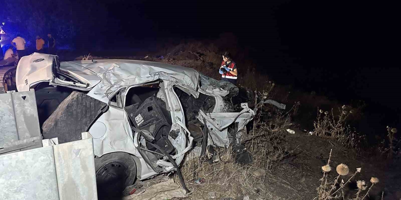 Ters Şeride Giren Otomobil Tankerle Çarpışıp Şarampole Yuvarlandı: 1 Ölü, 1’i Ağır 2 Yaralı