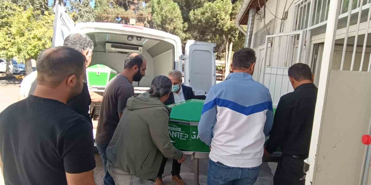 Gaziantep’te Park Halindeki Tıra Çarpan Otomobildeki 3 Kardeşten 2’si Öldü