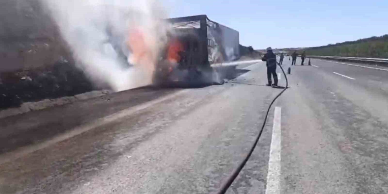 Şanlıurfa’da Saman Yüklü Tır Alev Alev Yandı