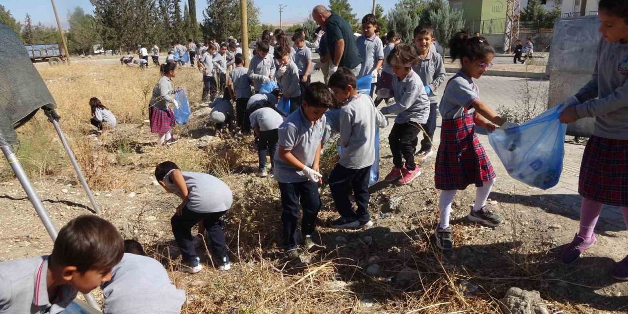 Samsat’ta Öğrenciler Temizlik İçin Sokaklarda