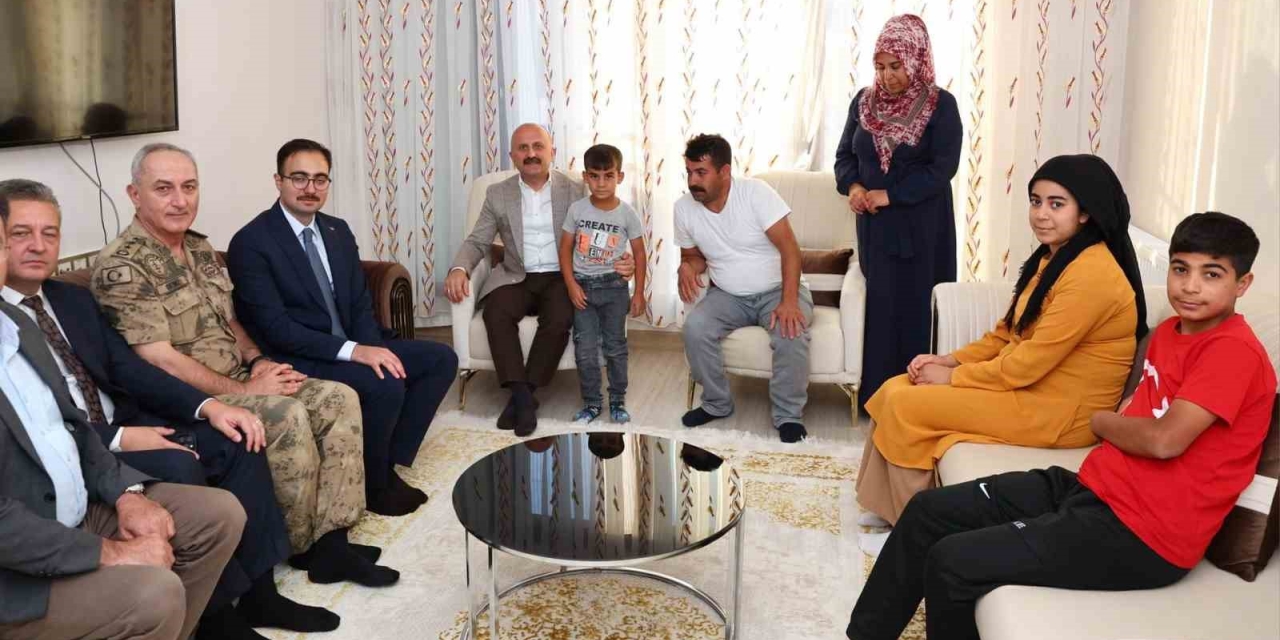 Vali Osman Varol, Sincik’te Depremzede Aileyi Ziyaret Etti