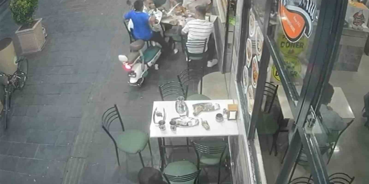 Elektrikli Bisiklet Yemek Yiyenlerin Arasına Daldı