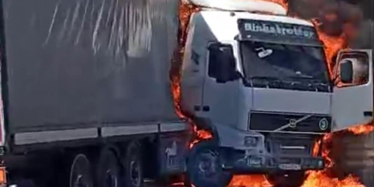 Gaziantep’te Seyir Halindeki Tır Alev Aldı