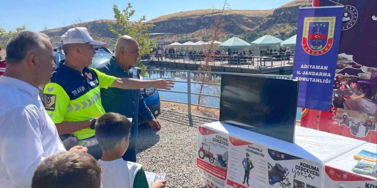 Jandarma Ekipleri, Trafik Bilgilendirme Standı Açtı