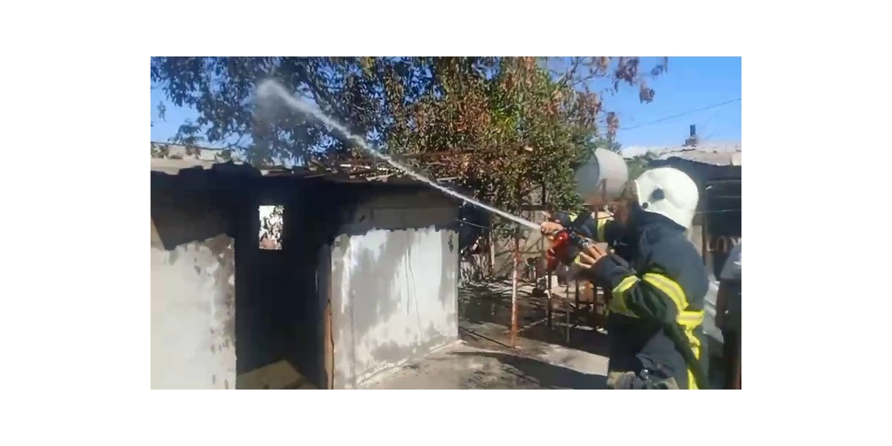 Evin Damında Çıkan Yangına Yoldan Geçen Tanker Müdahale Etti