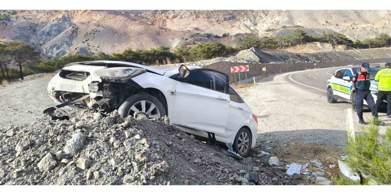 Malatya’da Kontrolden Çıkan Araç Toprak Yığınına Çarptı: 1 Yaralı