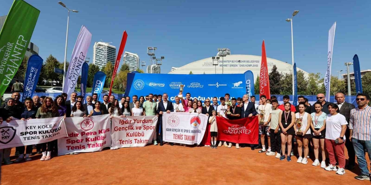 Gaziantep’te Tenis Şampiyonasında Ödül Töreni Heyecanı