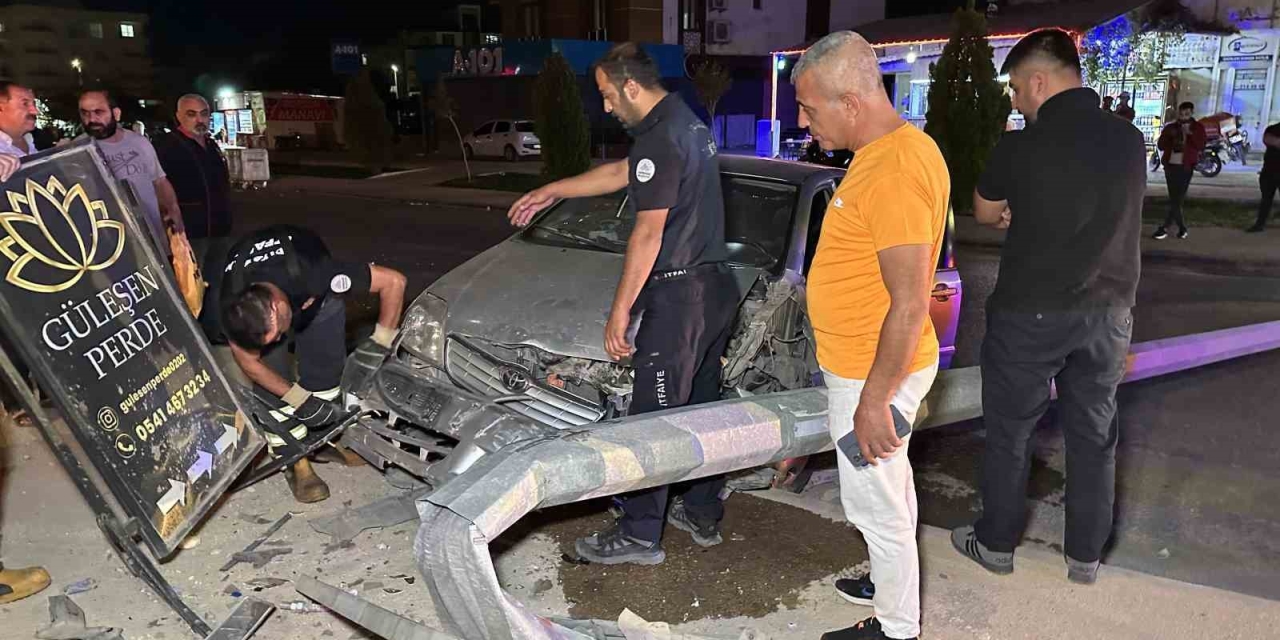 Alkollü Sürücü Aydınlatma Direğini Devirip Refüje Çıktı
