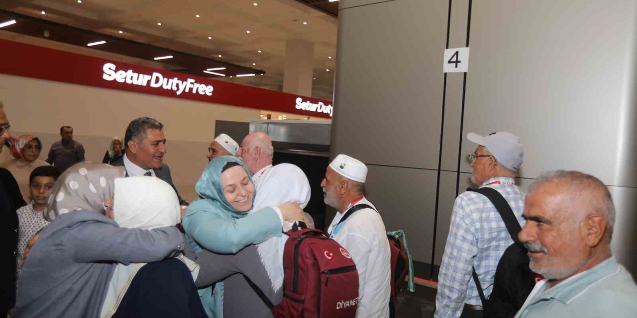 Umrelerini Tamamlayan 300 Kişilik İlk Kafile Yurda Döndü