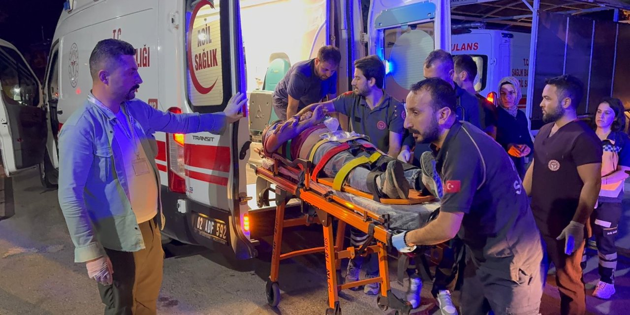 Kahta’da Otomobil Şarampole Yuvarlandı: 2 Ağır Yaralı