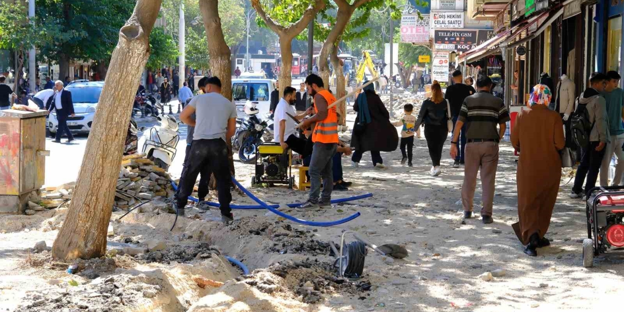 Şanlıurfa’da Divanyolu Yayalaştırma Projesi İle Tarihi Bölge Canlanıyor