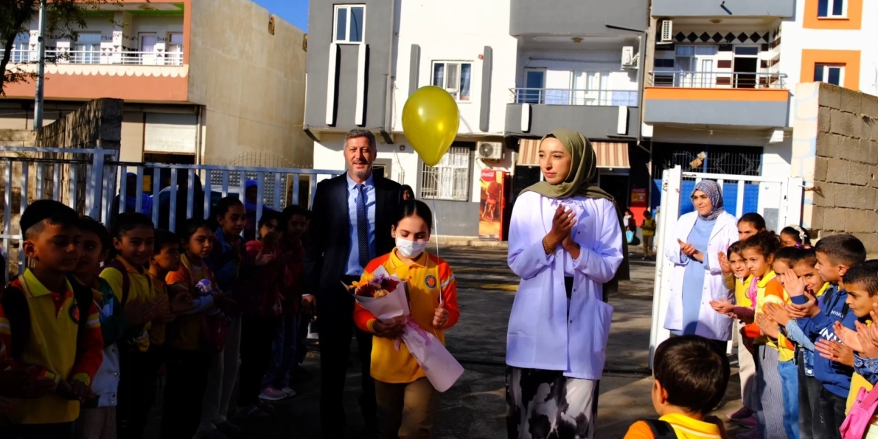 Lösemiyi Yenip Okuluna Dönen 4’üncü Sınıf Öğrencisine Görkemli Karşılama