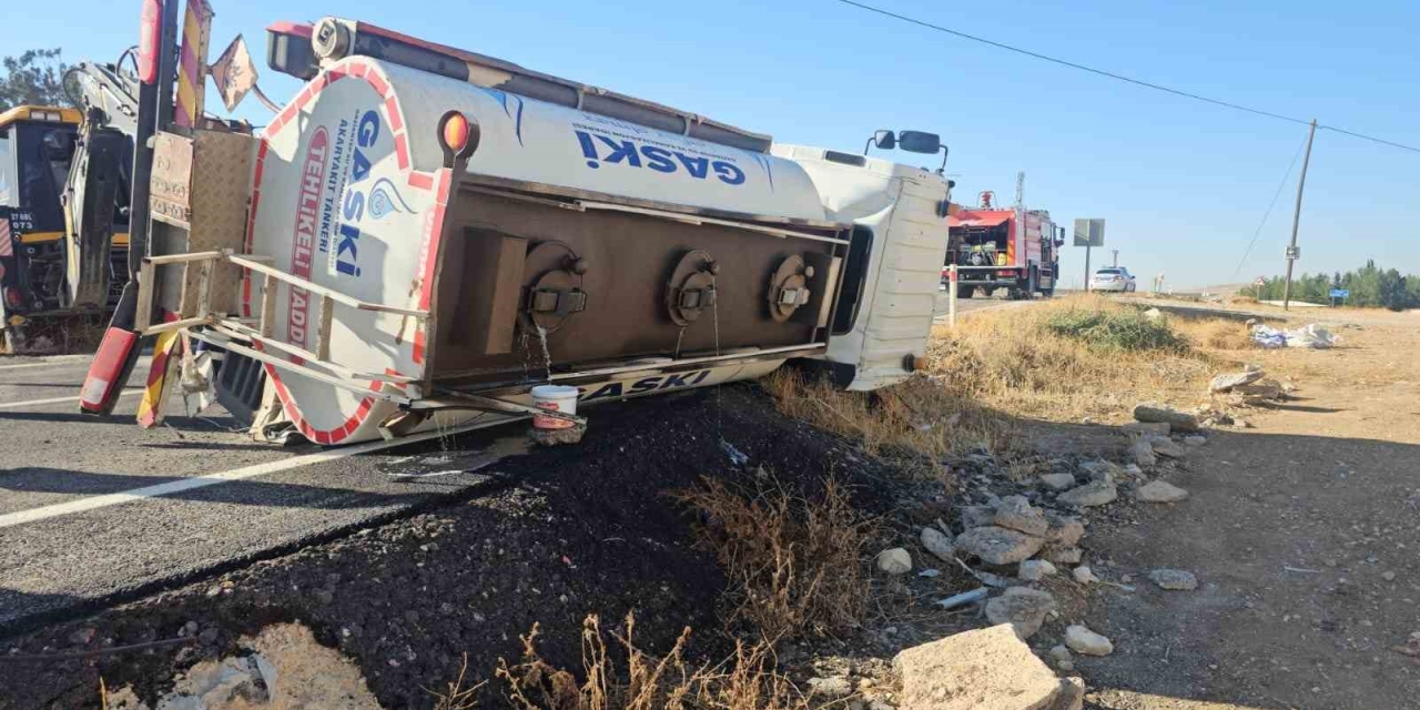 Gaziantep’te Devrilen Yakıt Tankerinin Sürücüsü Yaralandı: İtfaiye Önlem Aldı
