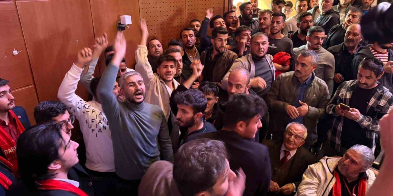 Chp İl Kongresi’nde Yumruklar Havada Uçuştu