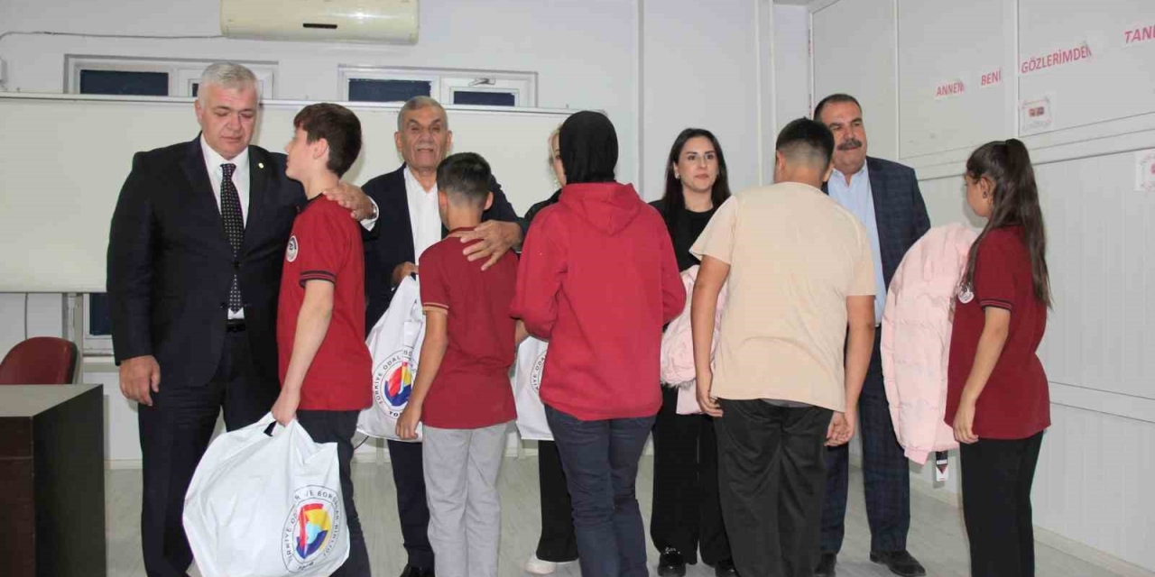 Gtb Ve Tobb İş Birliğiyle 14 Okulda Öğrencilere Kışlık Kaban Desteği