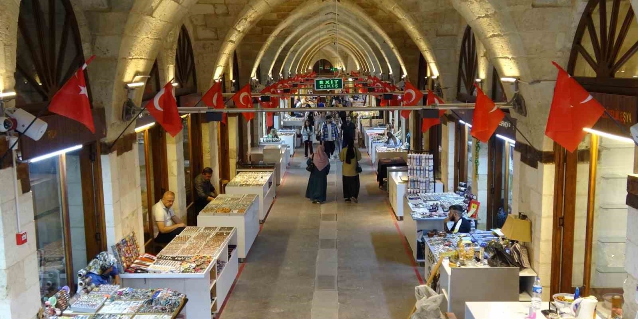 Depremde Hasar Gören Tarihi Zincirli Bedesten Yeniden Uğrak Noktası Oldu
