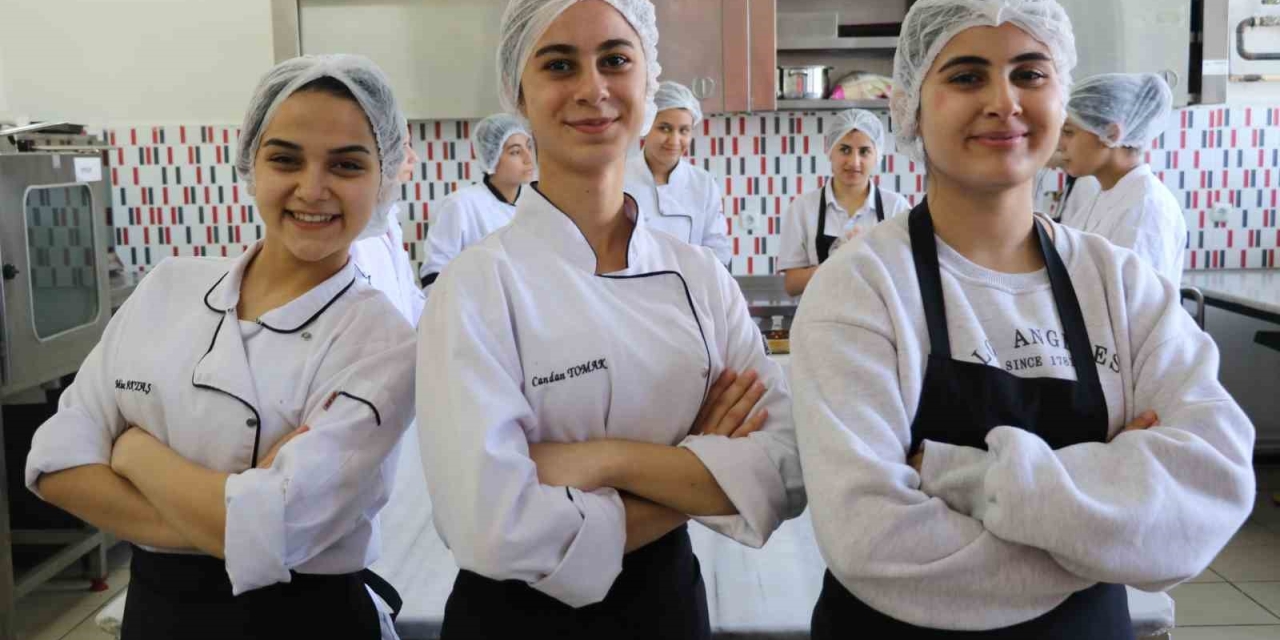 Bir İlçedeki Okulların Yemek İhtiyacını Bu Lise Karşılıyor: Yıllık 15 Milyon Ciro Yapıyor