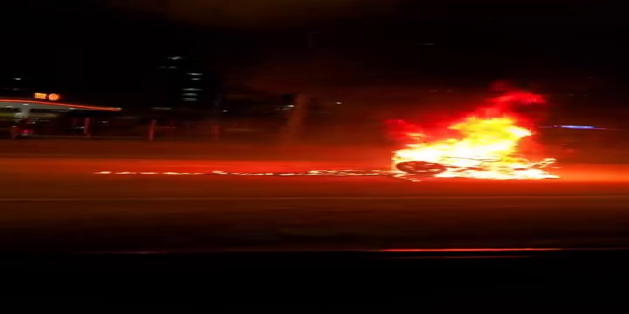 Diyarbakır’da Aracın Çarptığı Motosiklet Savrulup Alev Aldı: 1 Yaralı
